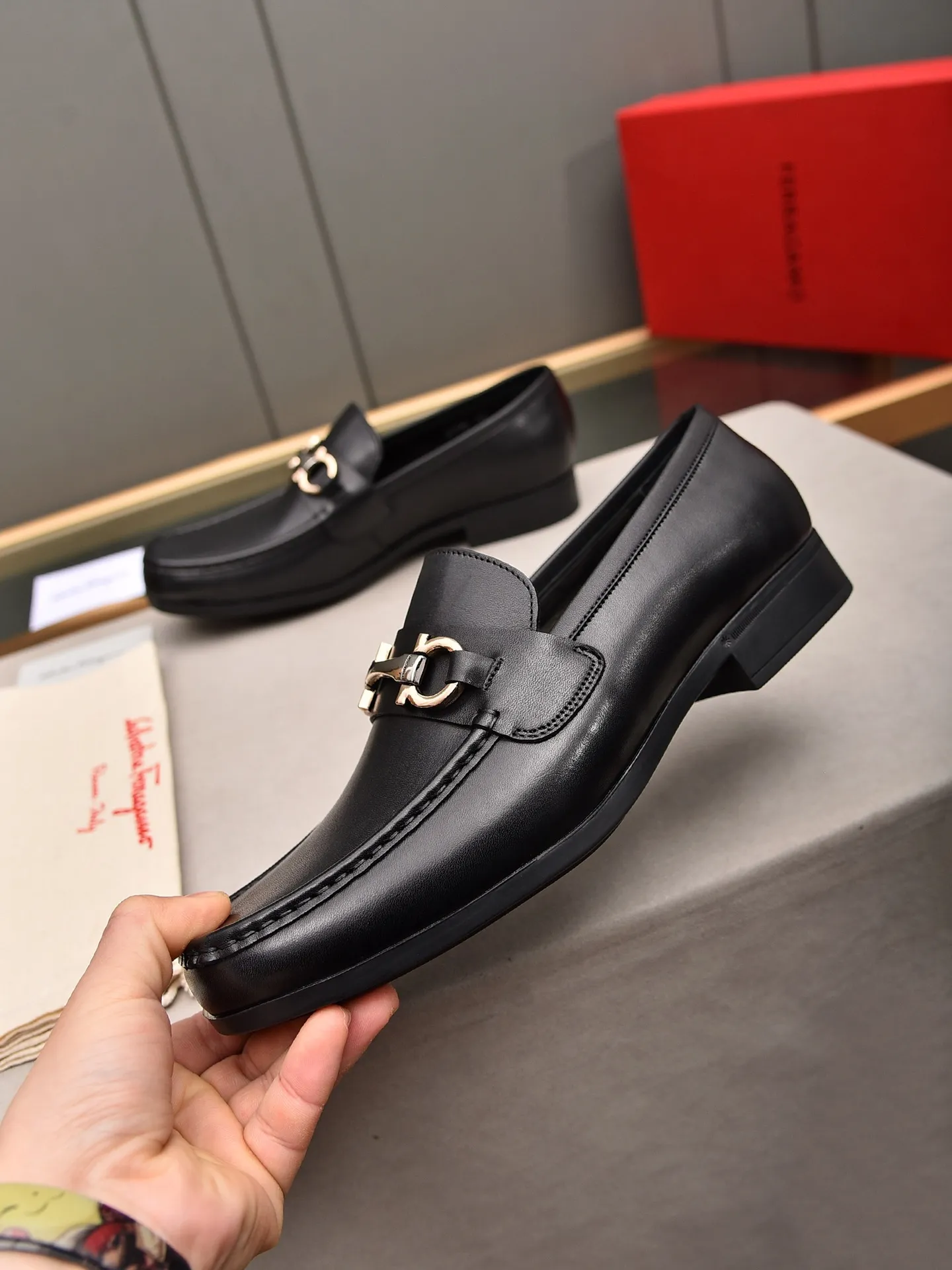 Men's shoes 💰: 460 [Original running volume and quality] Brand: Ferragamo (Ferragamo) Size: Men's size 38/44 (45 can be customized) Grade: Same style as the official website High-end quality men's shoes Material: Original first-layer calfskin Water-dyed cowhide lining Original outsole Style categories: Men's fashion formal business casual leather shoes Slip-on men's high-top series Young fashion European and American trends British style Casual matching Comfortable on the feet
